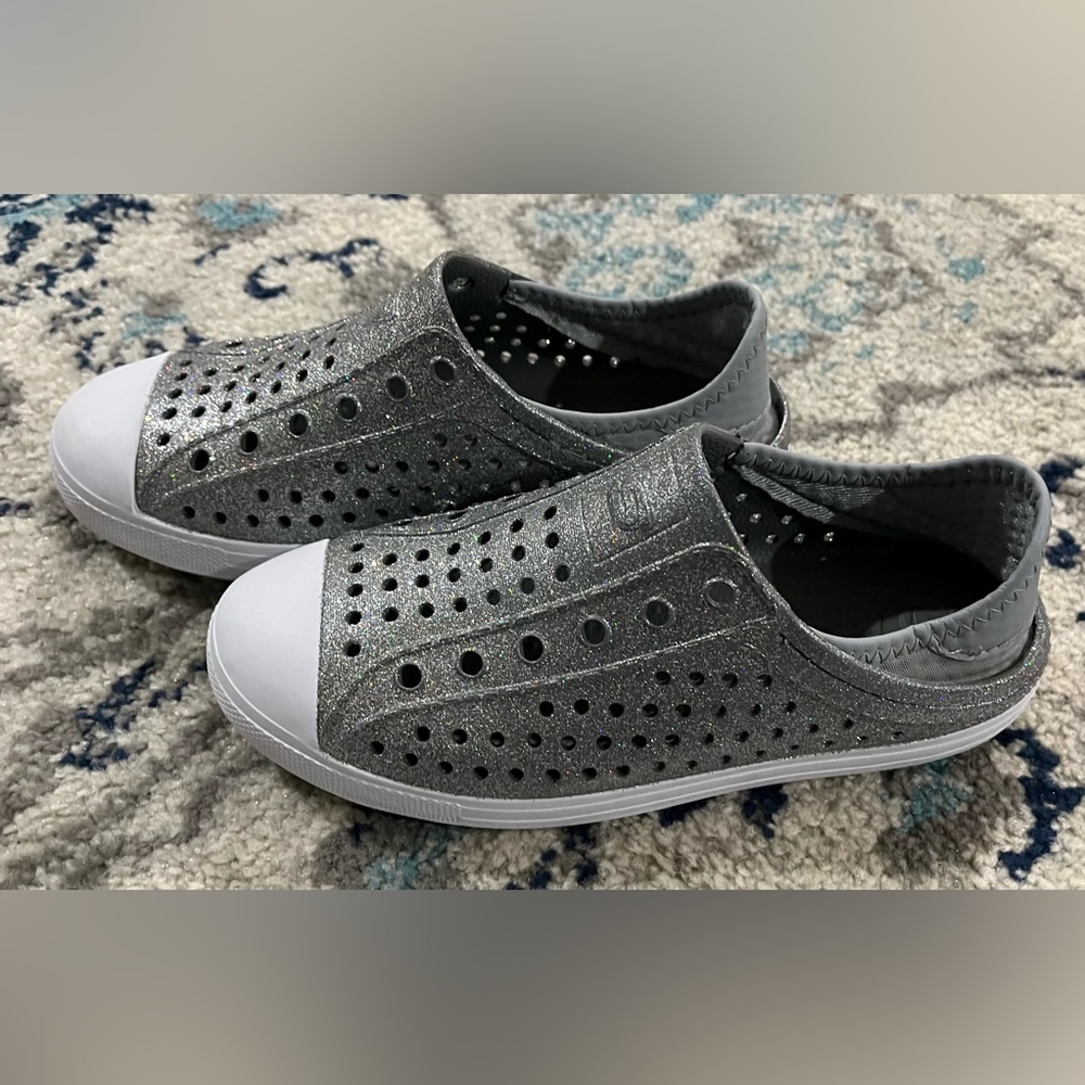 Girls silver sparkle skecher foamies size 4 (big girl) like new - like natives
